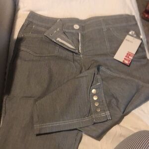 Bundle 2 for $22. 💝 Super cute capri pants!